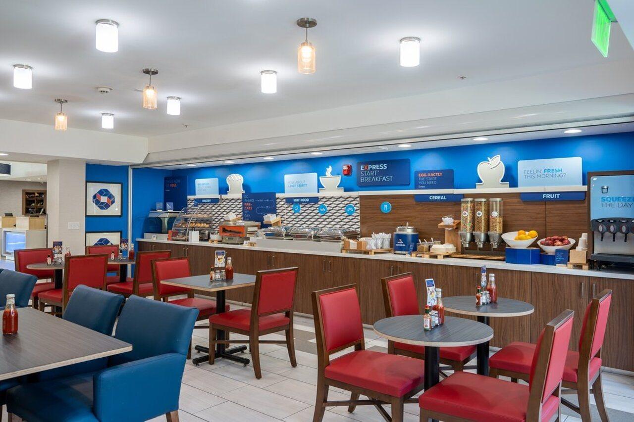 Holiday Inn Express & Suites - Lake Forest, An Ihg Hotel Экстерьер фото