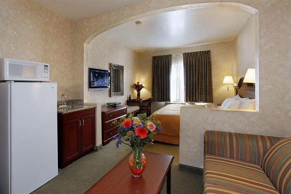 Holiday Inn Express & Suites - Lake Forest, An Ihg Hotel Экстерьер фото