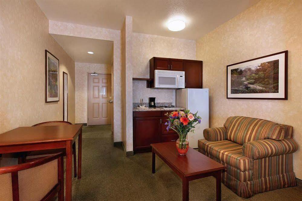 Holiday Inn Express & Suites - Lake Forest, An Ihg Hotel Экстерьер фото