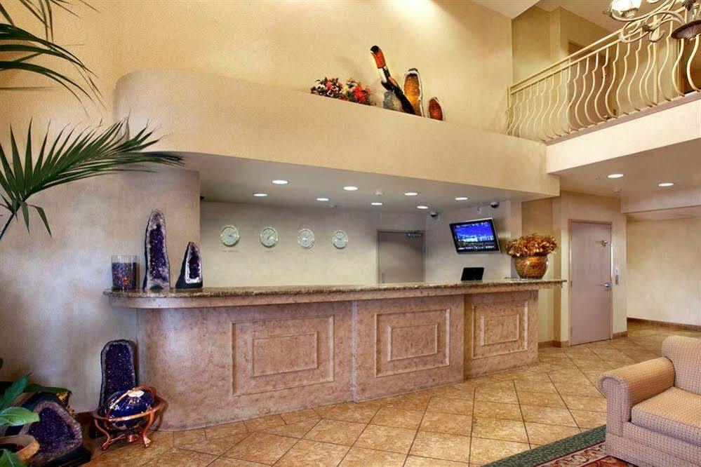 Holiday Inn Express & Suites - Lake Forest, An Ihg Hotel Экстерьер фото